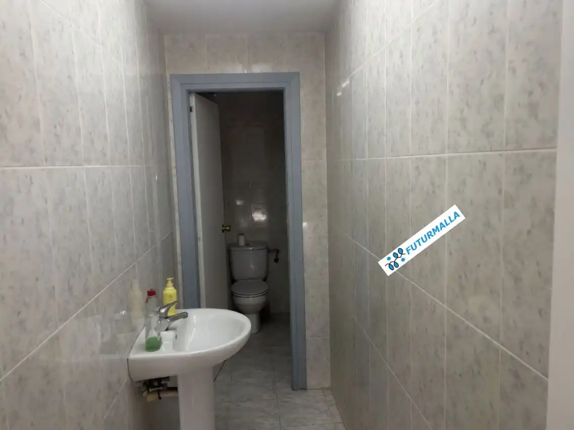 Bany de Local en venda en Pinseque amb Aire condicionat, Calefacció i Moblat