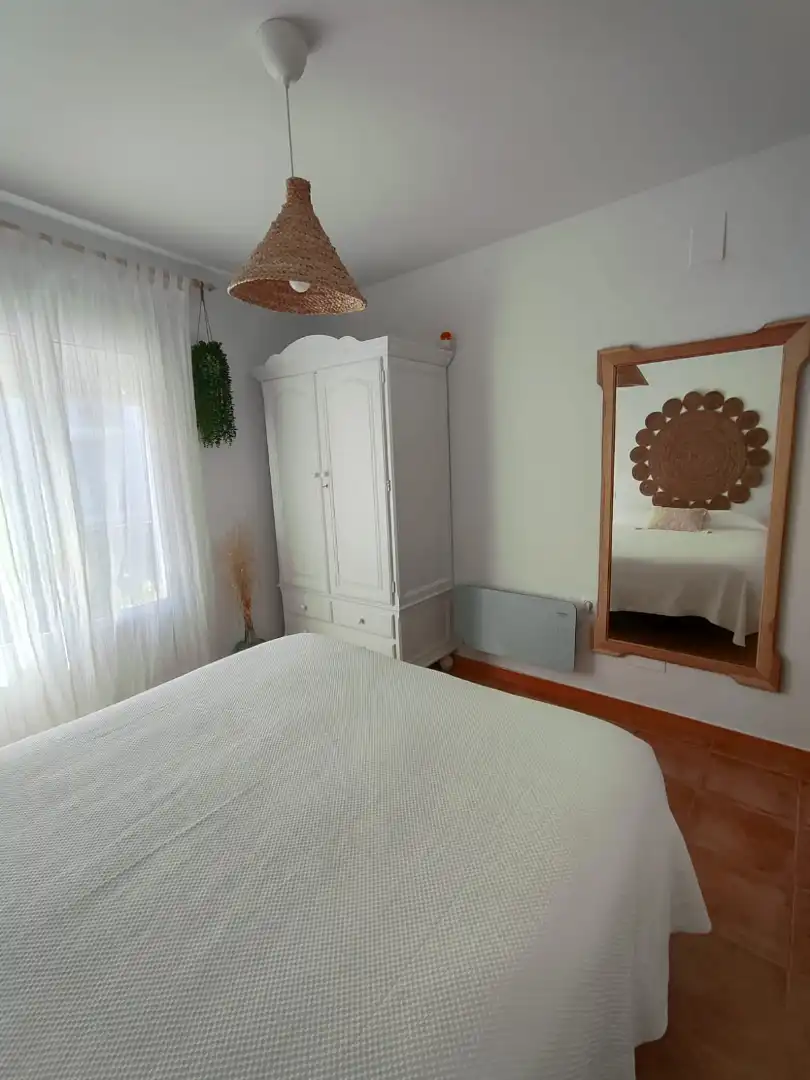 Dormitori de Apartament en venda en El Bosque amb Aire condicionat, Jardí privat i Moblat