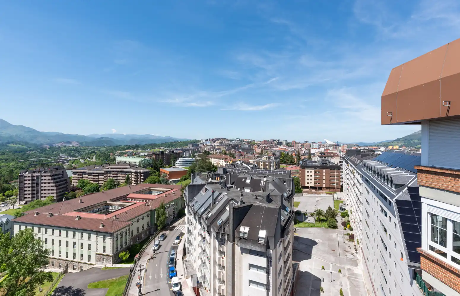 Vista exterior de Pis en venda en Oviedo  amb Calefacció, Parquet i Traster