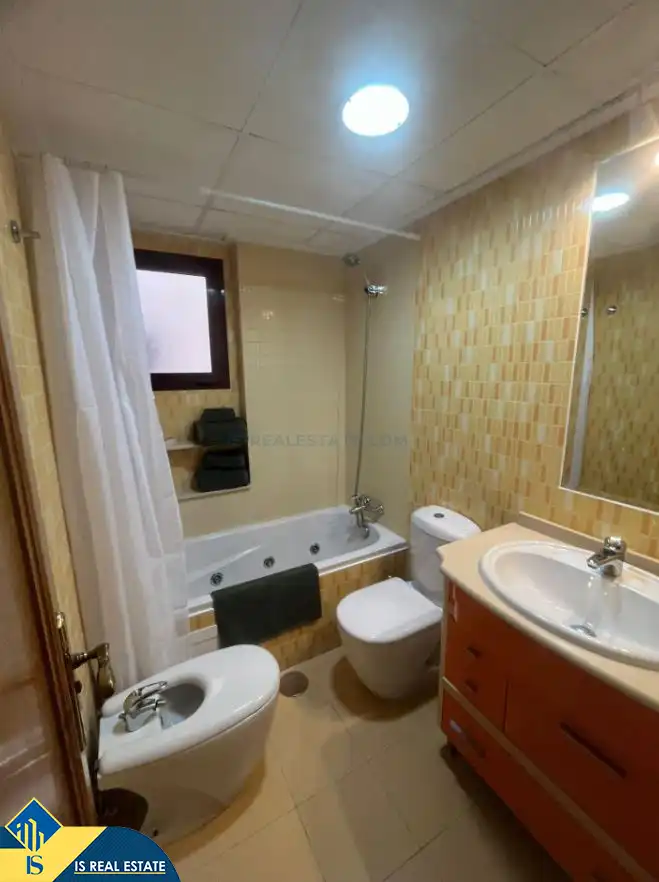 Baño de Apartamento de alquiler en Torrevieja con Calefacción, Terraza y Amueblado