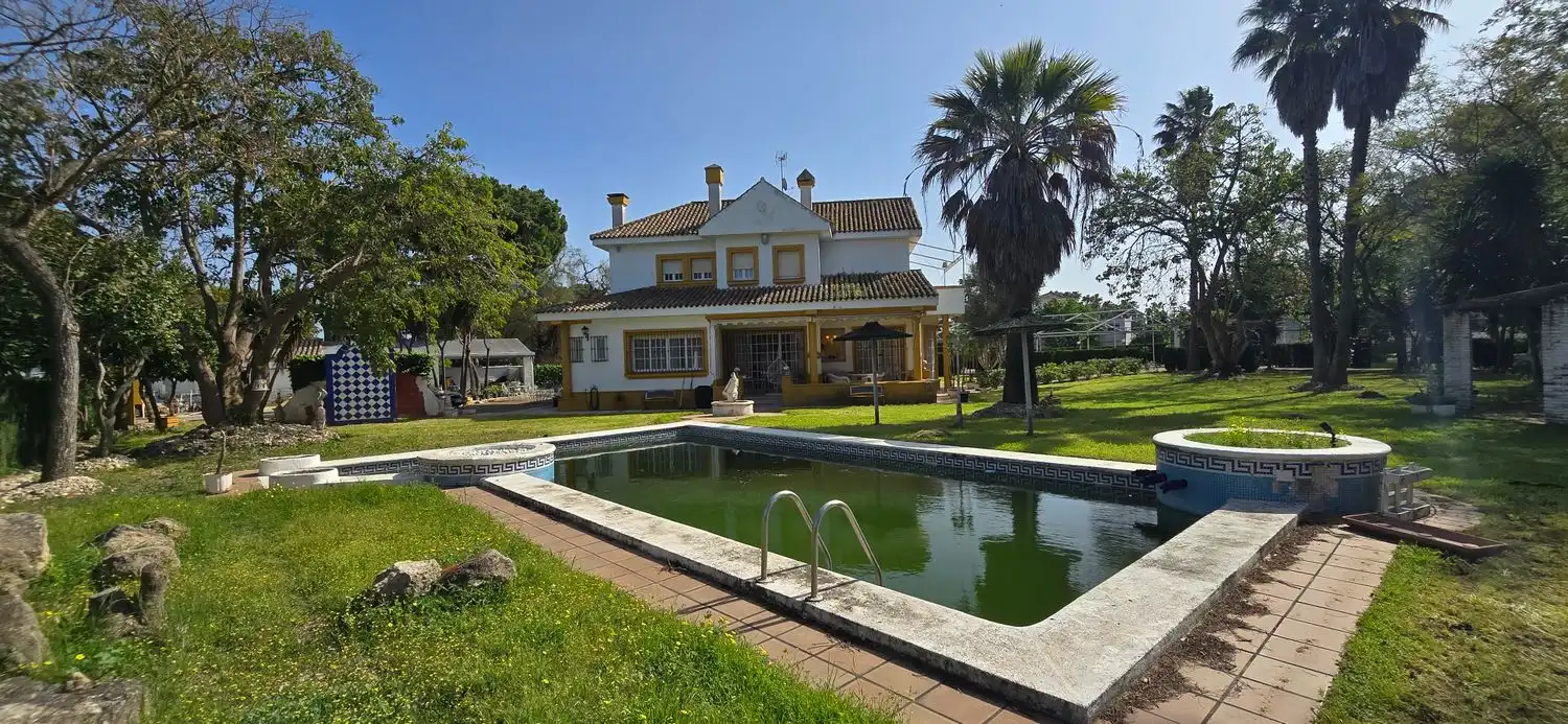 Casa amb balcó en venda a Avenida de  Medina Sidonia