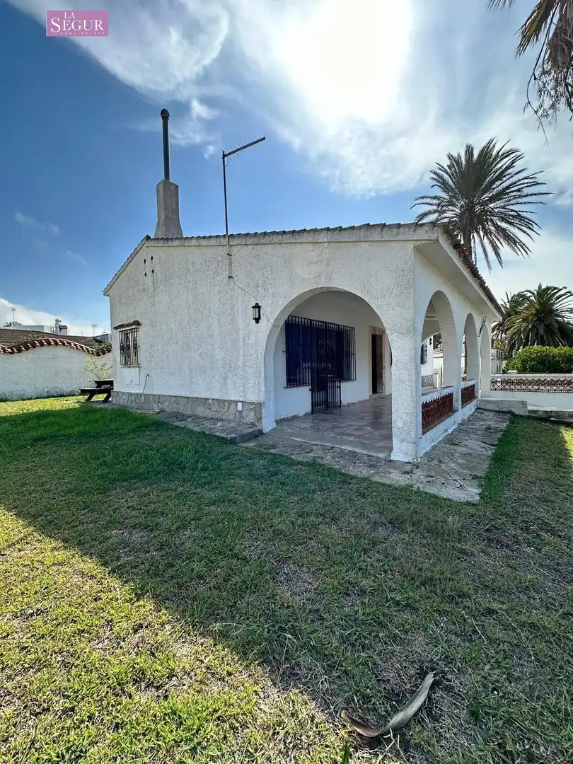 Vista exterior de Casa o xalet en venda en Conil de la Frontera amb Jardí privat, Terrassa i Traster
