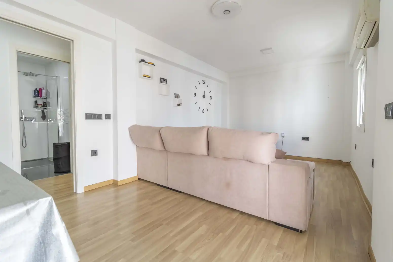 Sala d'estar de Pis de lloguer en San Juan de Aznalfarache amb Aire condicionat i Moblat