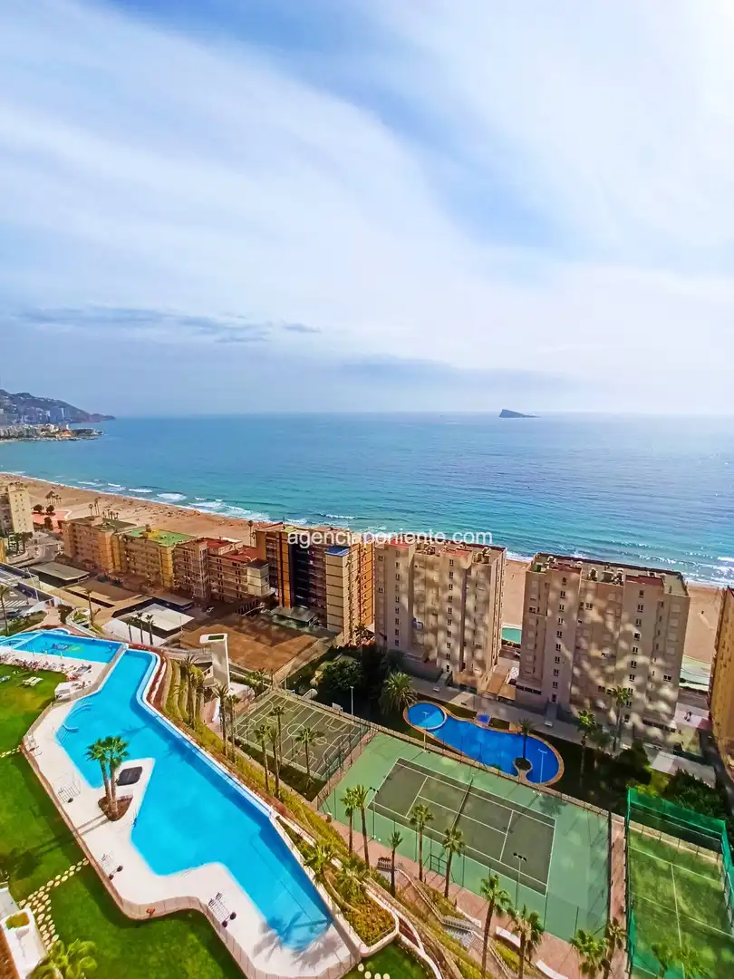 Vista exterior de Piso de alquiler en Benidorm con Aire acondicionado, Calefacción y Terraza