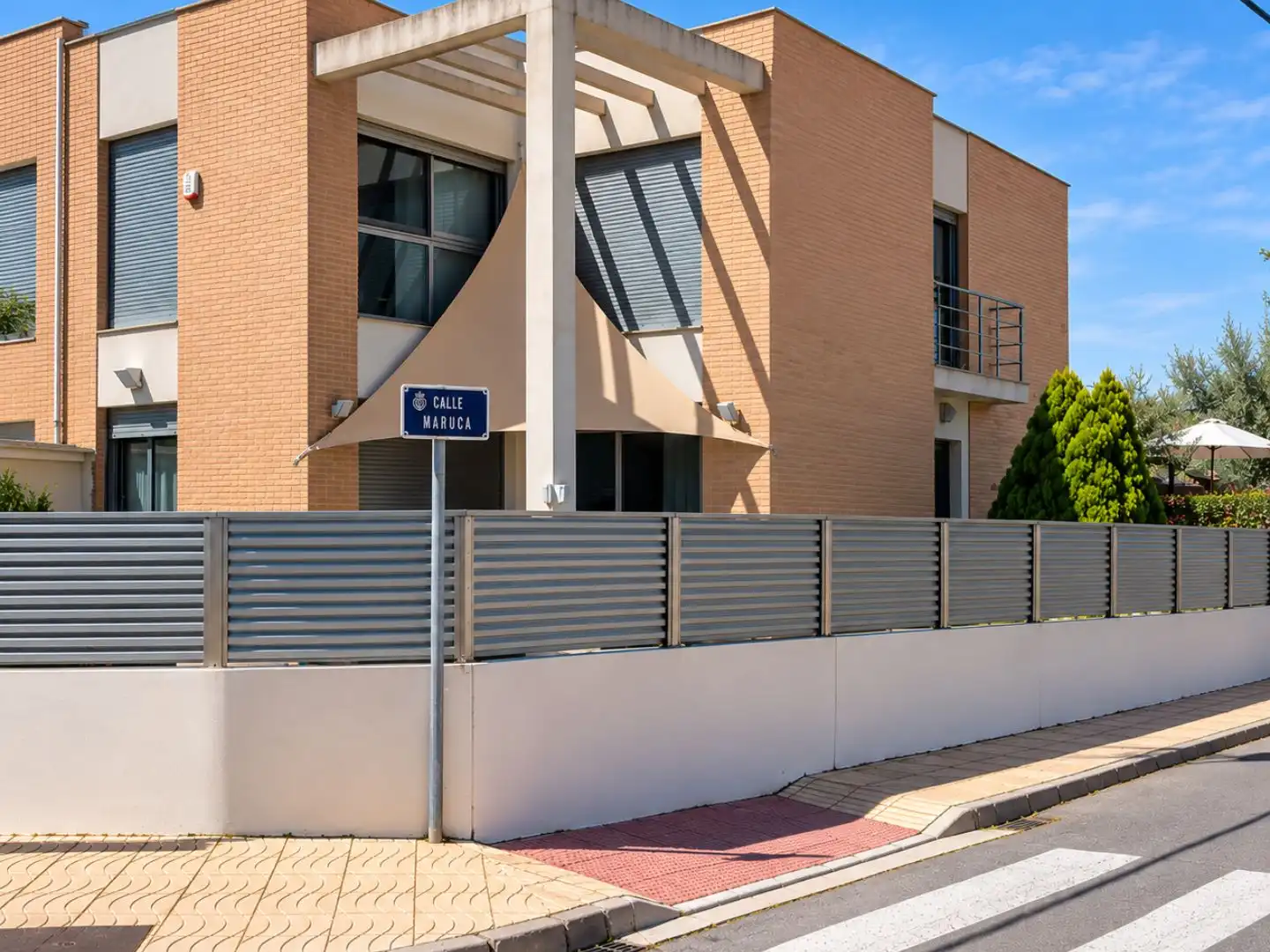 Casa aparellada amb jardí en venda a Avinguda dels Pins 26, imagen 2