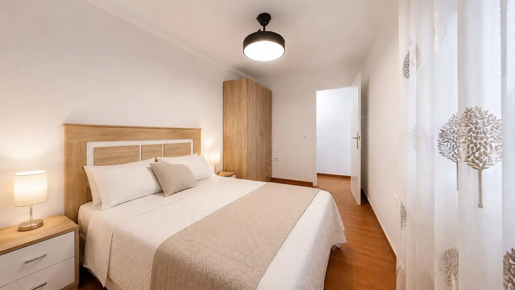Dormitori de Apartament de lloguer en Almería amb Moblat i Balcó