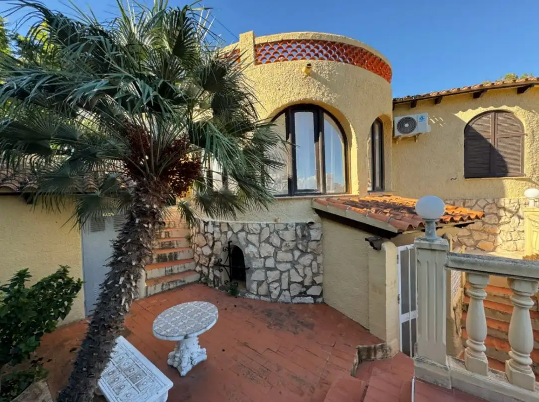 Außenansicht von Haus oder Chalet zum Verkauf in Calpe / Calp mit Klimaanlage, Heizung und Privatgarten