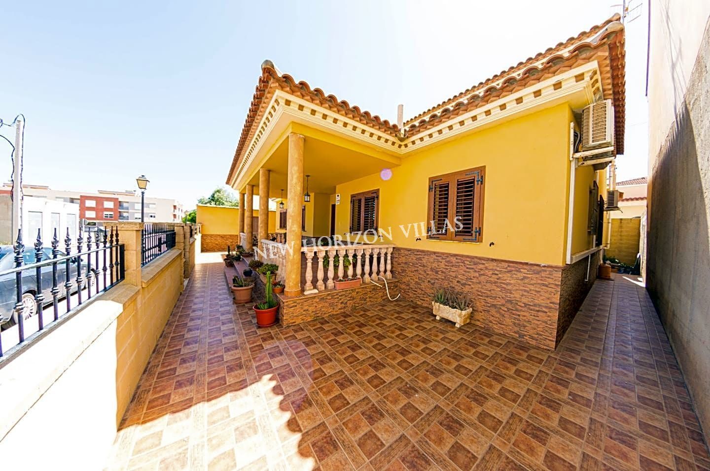 Vista exterior de Casa o xalet en venda en Zurgena amb Aire condicionat, Terrassa i Piscina