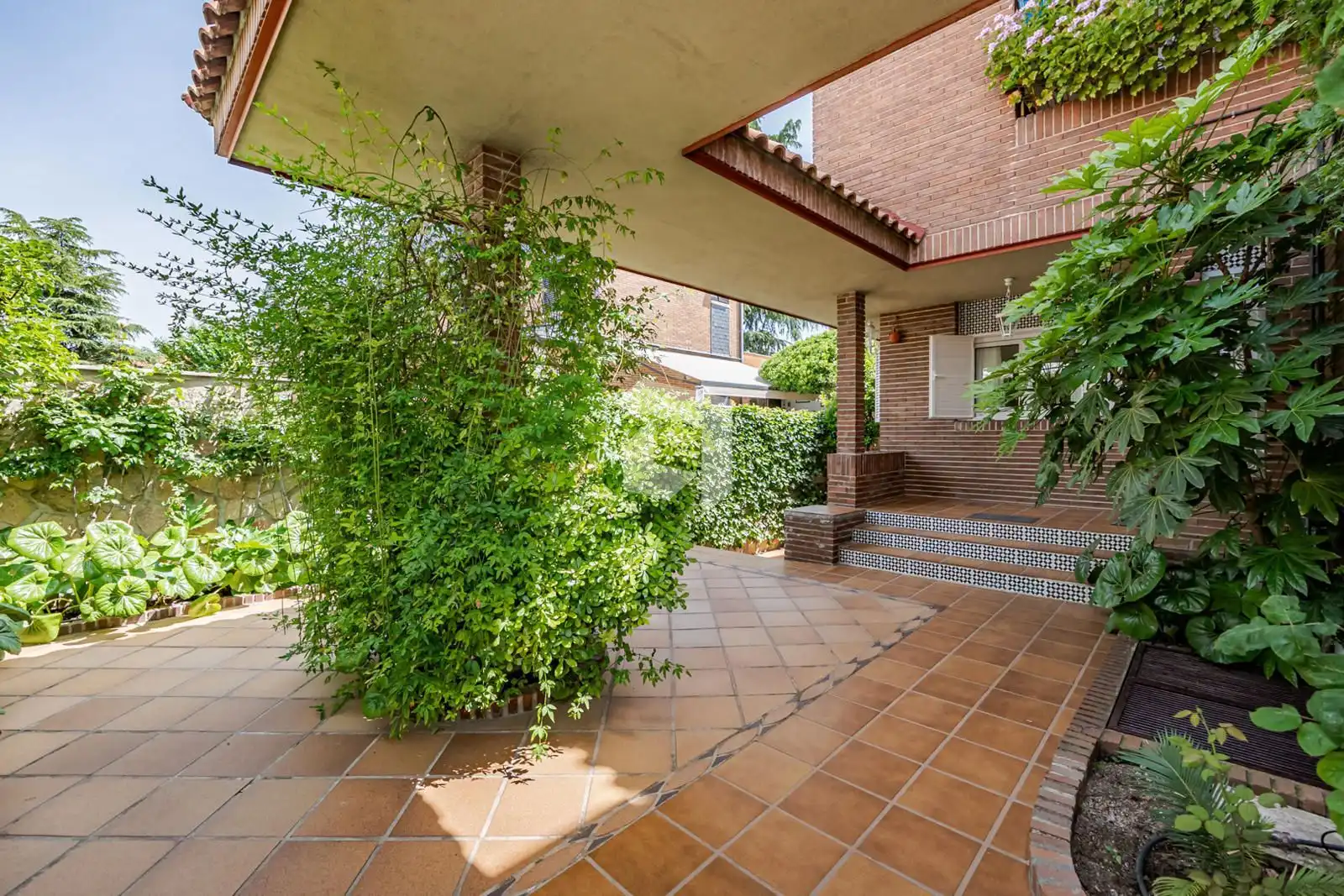 Jardí de Casa adosada en venda en Pozuelo de Alarcón amb Aire condicionat, Calefacció i Jardí privat