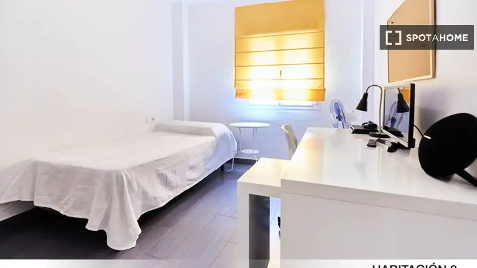 Bedroom of Flat for share in Sevilla  with Air Conditioner, Heating and Terrace