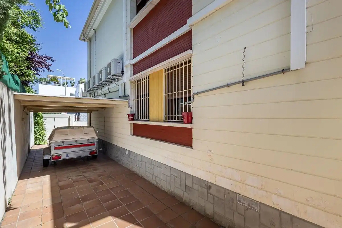 Vista exterior de Casa o xalet en venda en Granada amb Aire condicionat, Calefacció i Jardí privat
