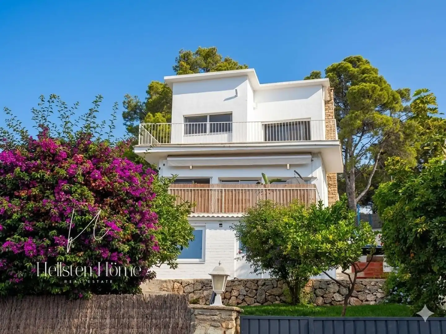 Vista exterior de Casa o xalet en venda en Castelldefels amb Aire condicionat, Jardí privat i Terrassa