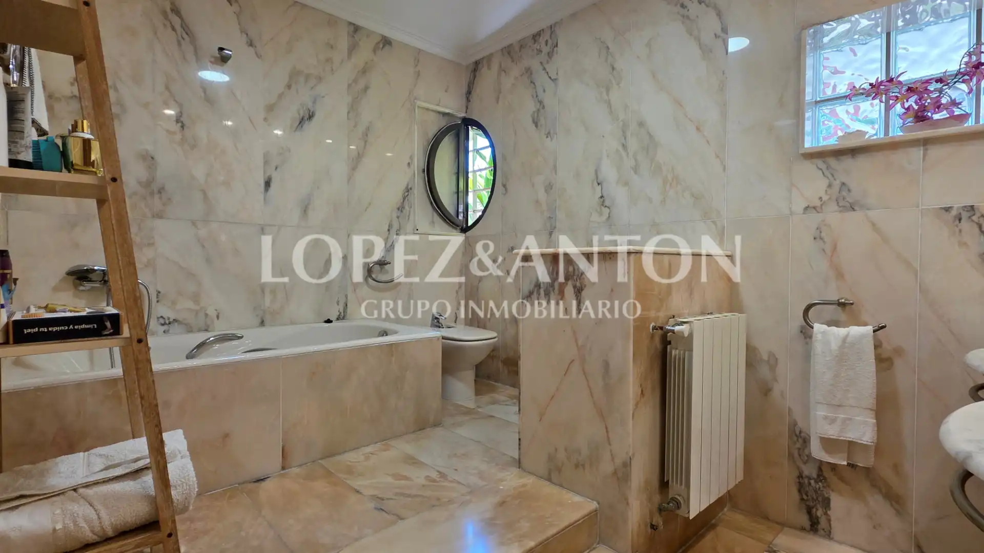 Badezimmer von Haus oder Chalet zum Verkauf in L'Eliana mit Klimaanlage, Heizung und Privatgarten
