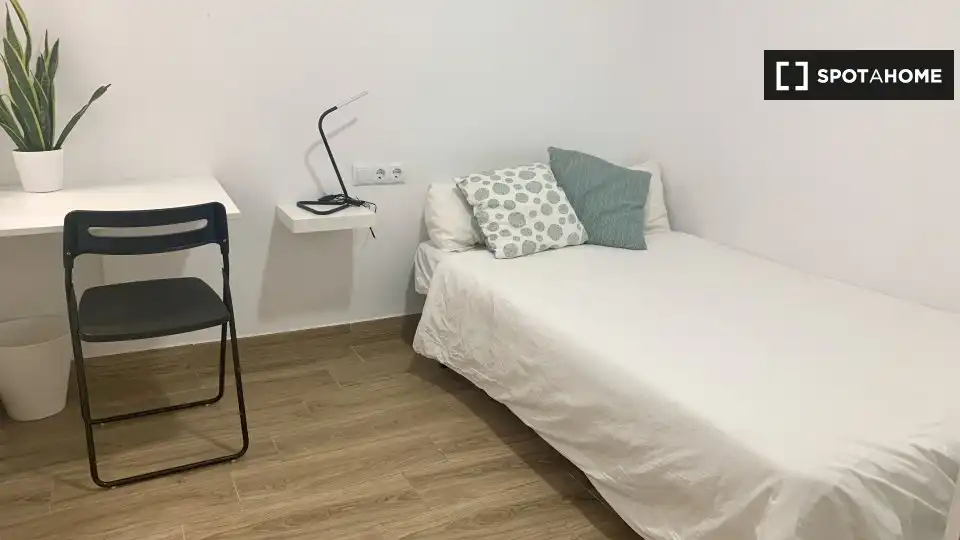 Dormitori de Pis per a compartir en L'Hospitalet de Llobregat amb Aire condicionat, Calefacció i Moblat