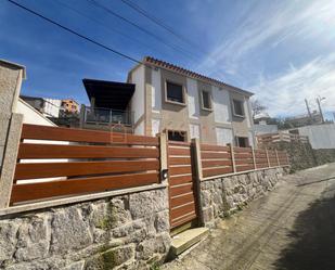 Vista exterior de Casa o xalet en venda en Marín amb Terrassa i Balcó