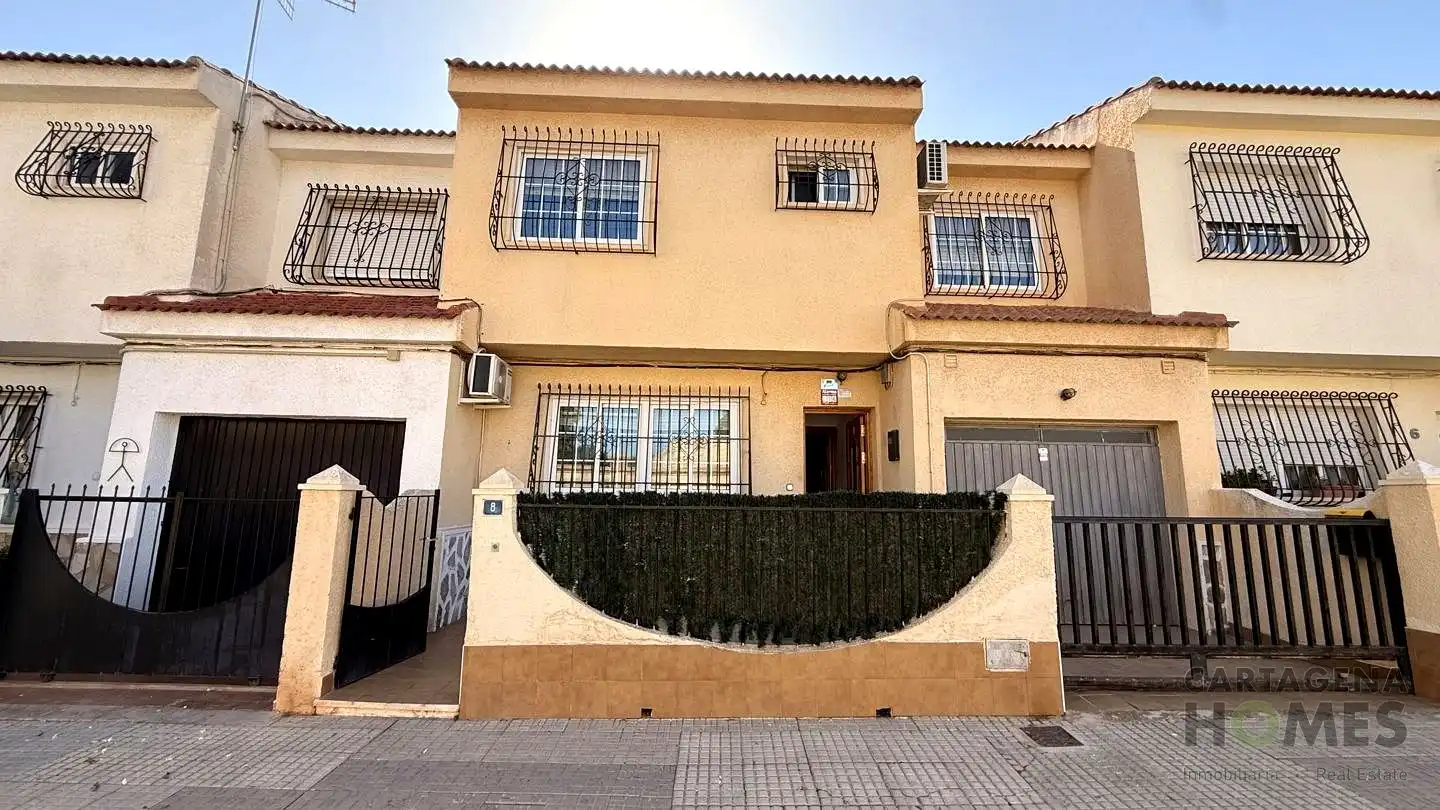Vista exterior de Casa o xalet en venda en Cartagena amb Aire condicionat i Jardí privat