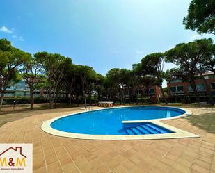 Schwimmbecken von Einfamilien-Reihenhaus miete in Gavà mit Klimaanlage, Heizung und Parkett