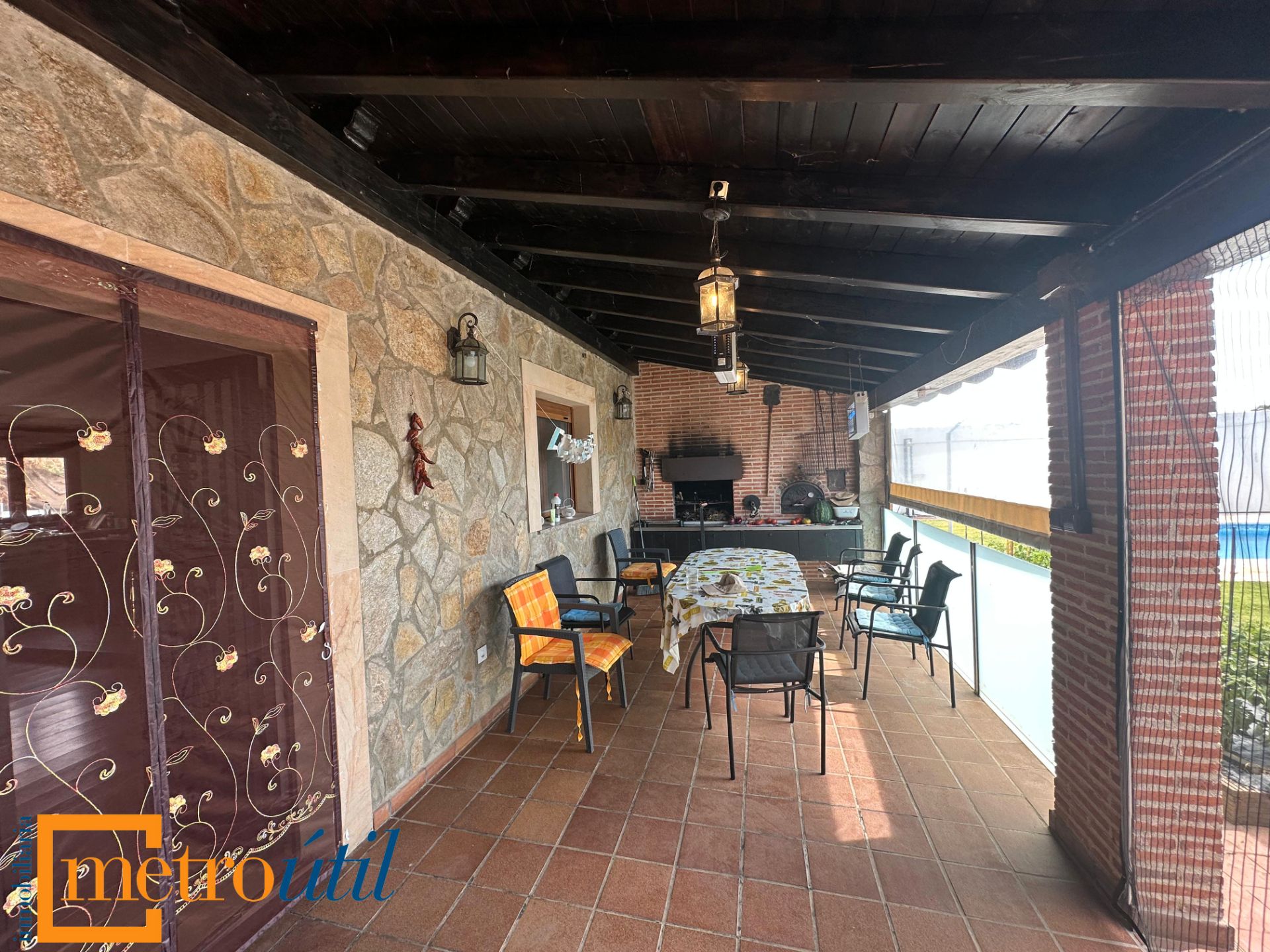 Terrassa de Casa o xalet en venda en Calvarrasa de Arriba amb Calefacció, Jardí privat i Parquet