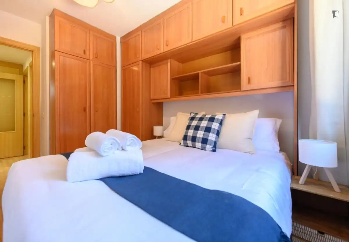 Dormitori de Apartament de lloguer en Madrid amb Aire condicionat, Calefacció i Moblat