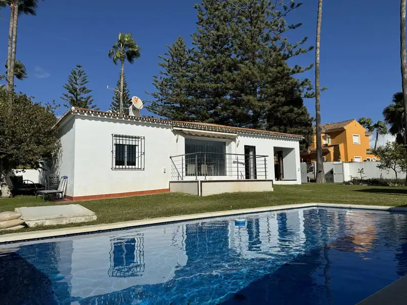 Jardí de Casa o xalet de lloguer en Marbella amb Aire condicionat, Terrassa i Moblat