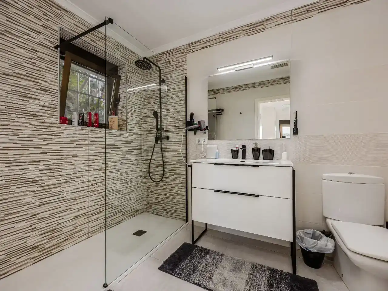 Bathroom of Flat for rent in Dénia  with Air Conditioner, Private garden and Parquet flooring