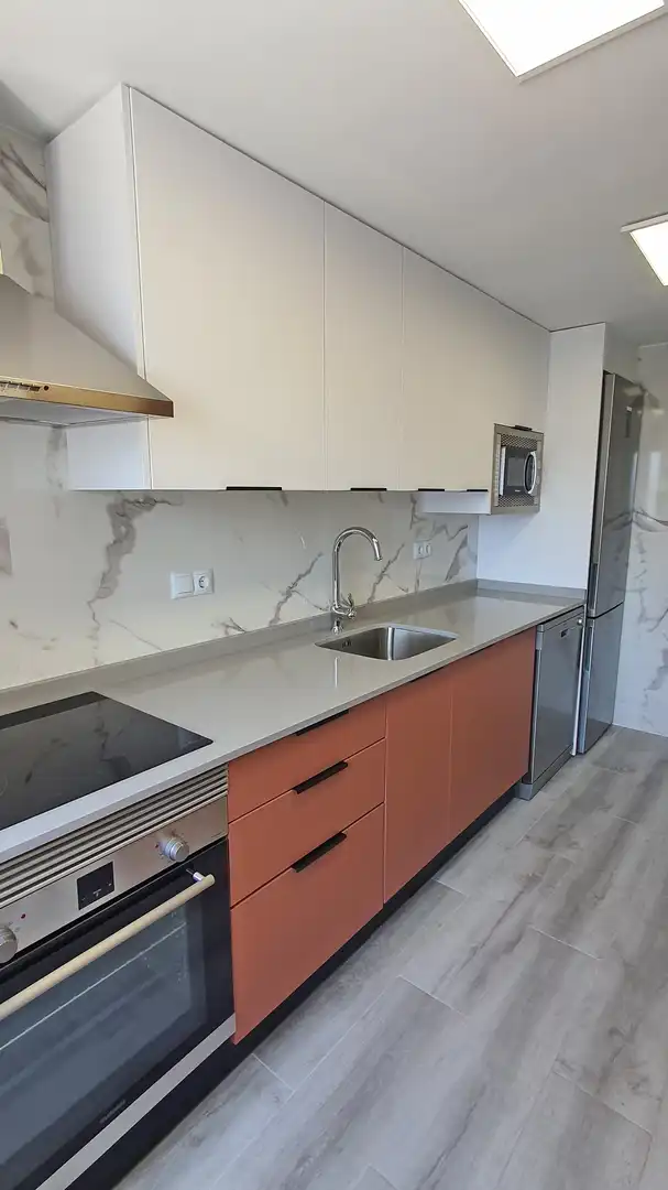 Cuina de Apartament de lloguer en Gandia amb Aire condicionat, Terrassa i Moblat