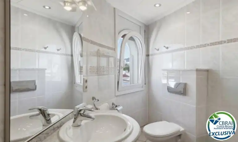 Badezimmer von Country house zum Verkauf in Roses mit Heizung, Privatgarten und Terrasse