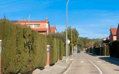 Vista exterior de Casa adosada en venda en Viladecavalls amb Aire condicionat, Calefacció i Jardí privat