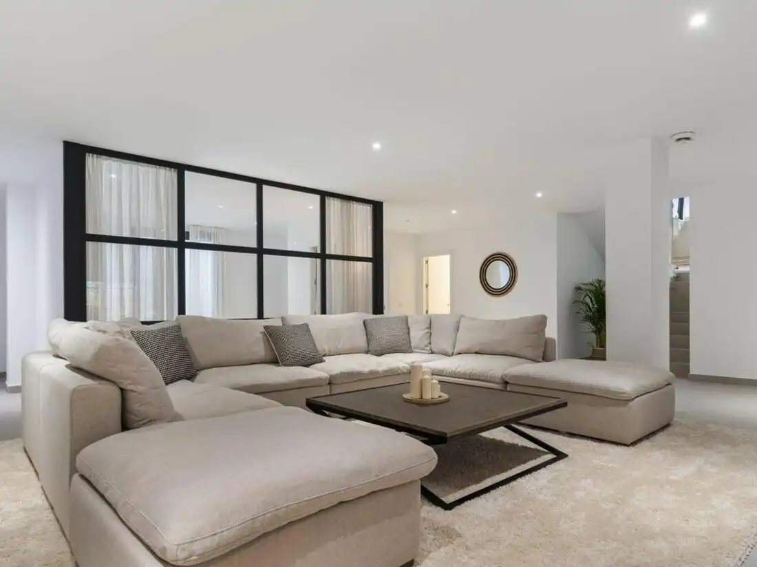 Sala d'estar de Casa o xalet de lloguer en Estepona amb Aire condicionat, Jardí privat i Terrassa