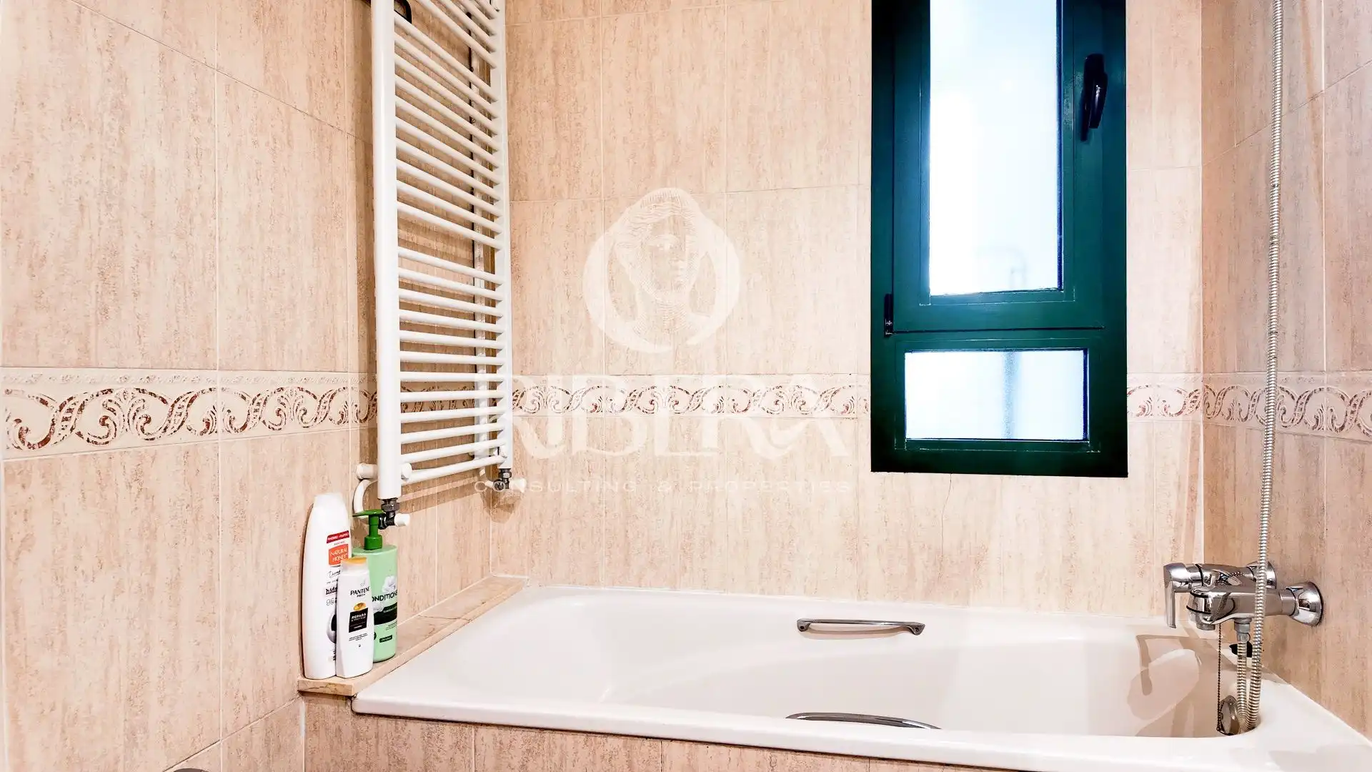 Badezimmer von Wohnung zur Miete in Valencia mit Klimaanlage, Heizung und Terrasse