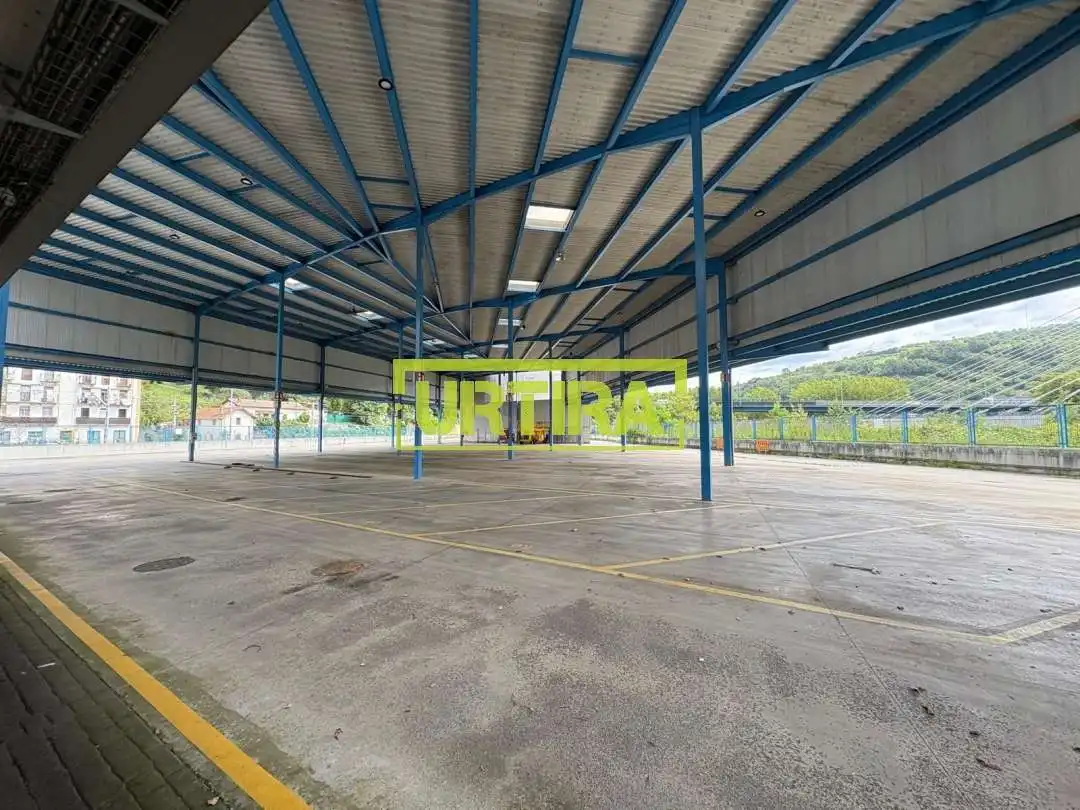 Parkplatz von Fabrikhallen zum Verkauf in Hernani