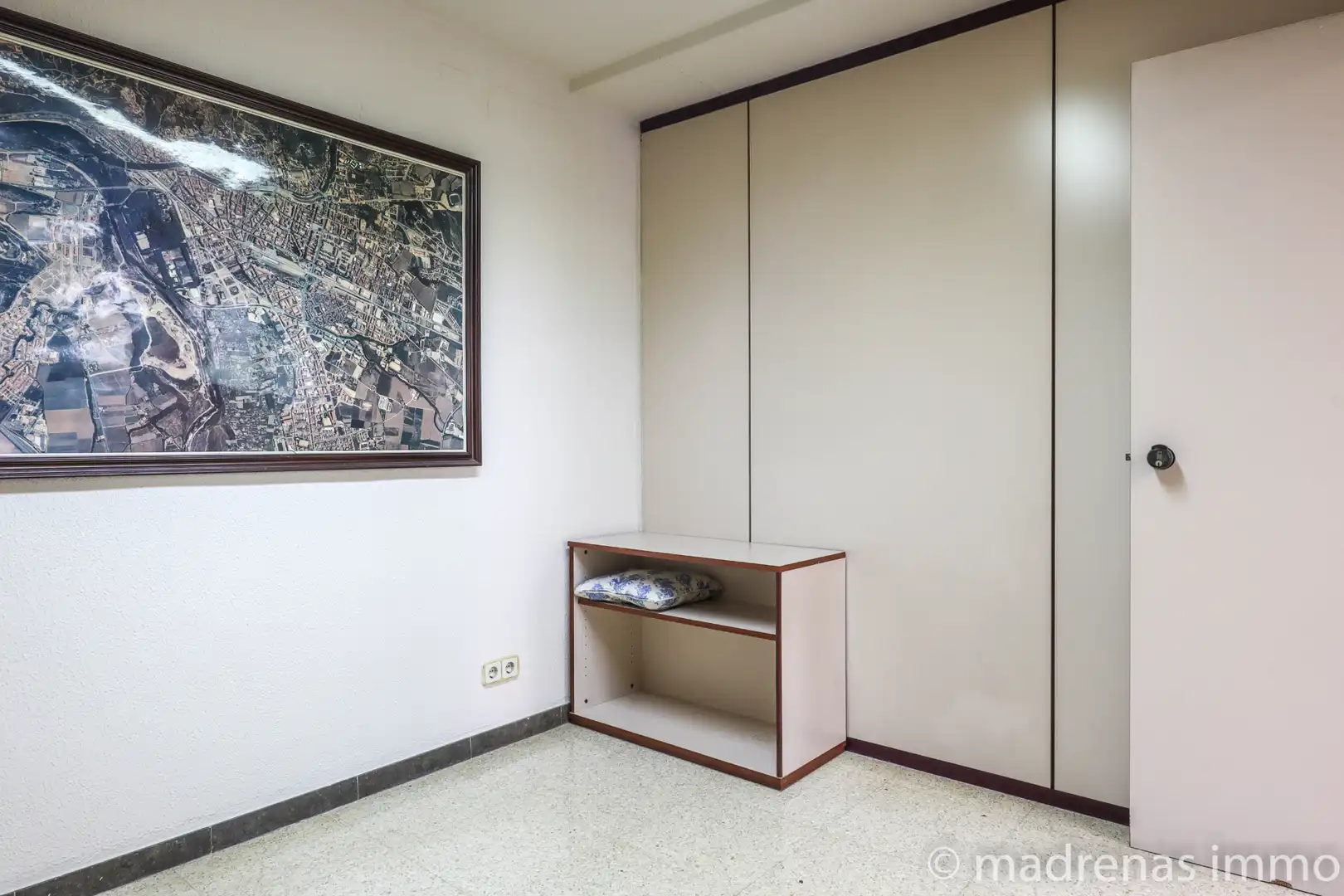 Schlafzimmer von Büro zur Miete in Girona mit Klimaanlage, Heizung und Möbliert