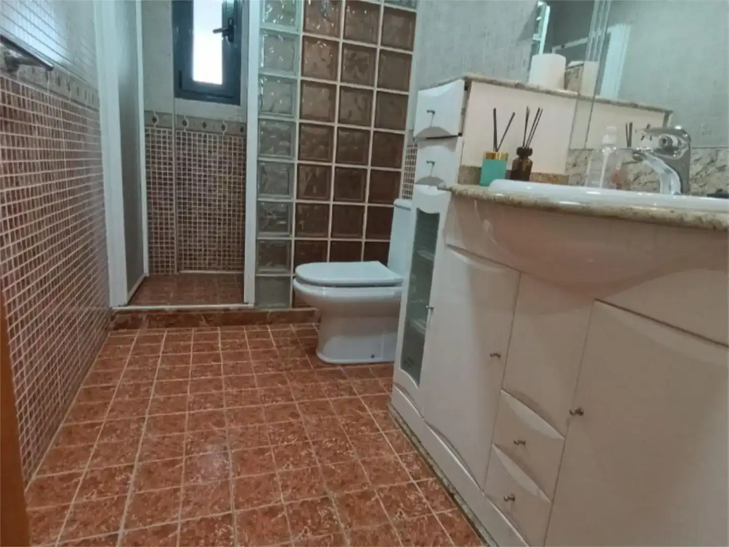 Badezimmer von Wohnung zur Miete in Torrent mit Klimaanlage, Schwimmbad und Balkon