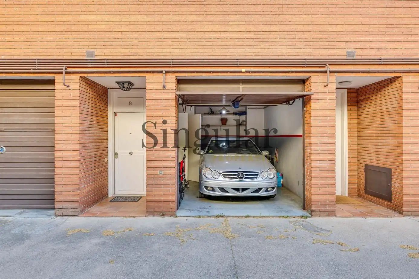 Parking de Casa adosada en venta en Barcelona con Aire acondicionado, Calefacción y Terraza