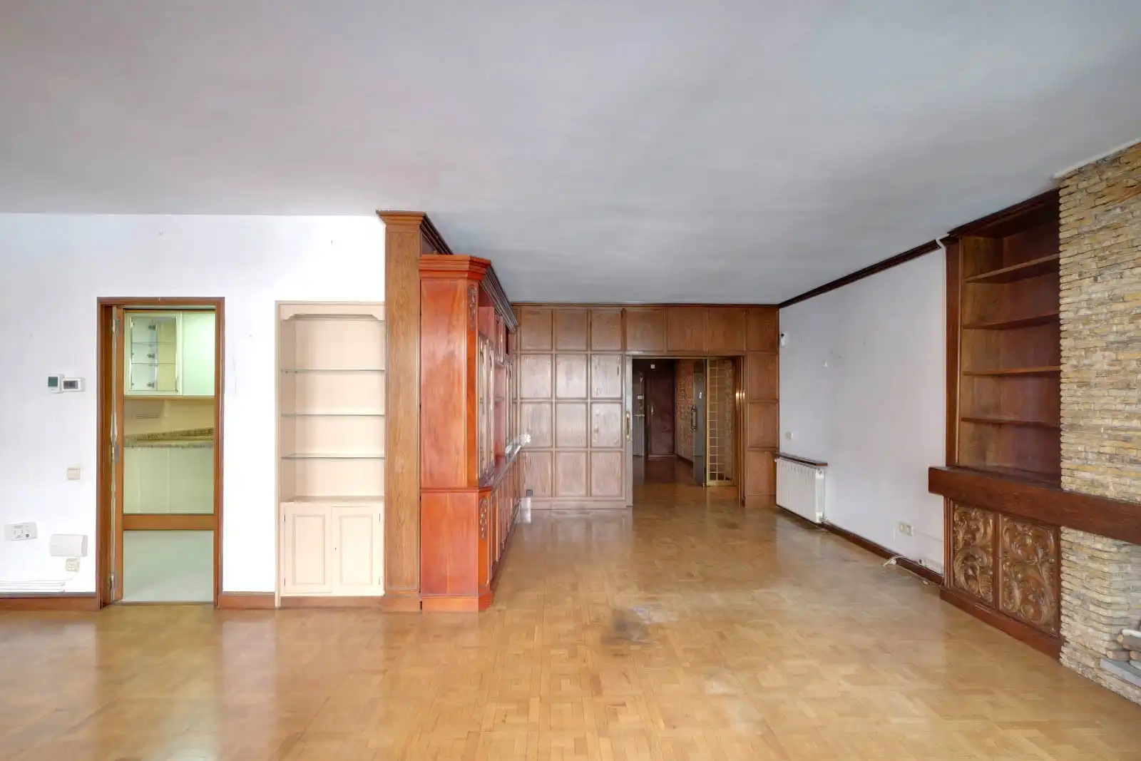 Wohnung zum Verkauf in Barcelona mit Klimaanlage, Heizung und Ofen