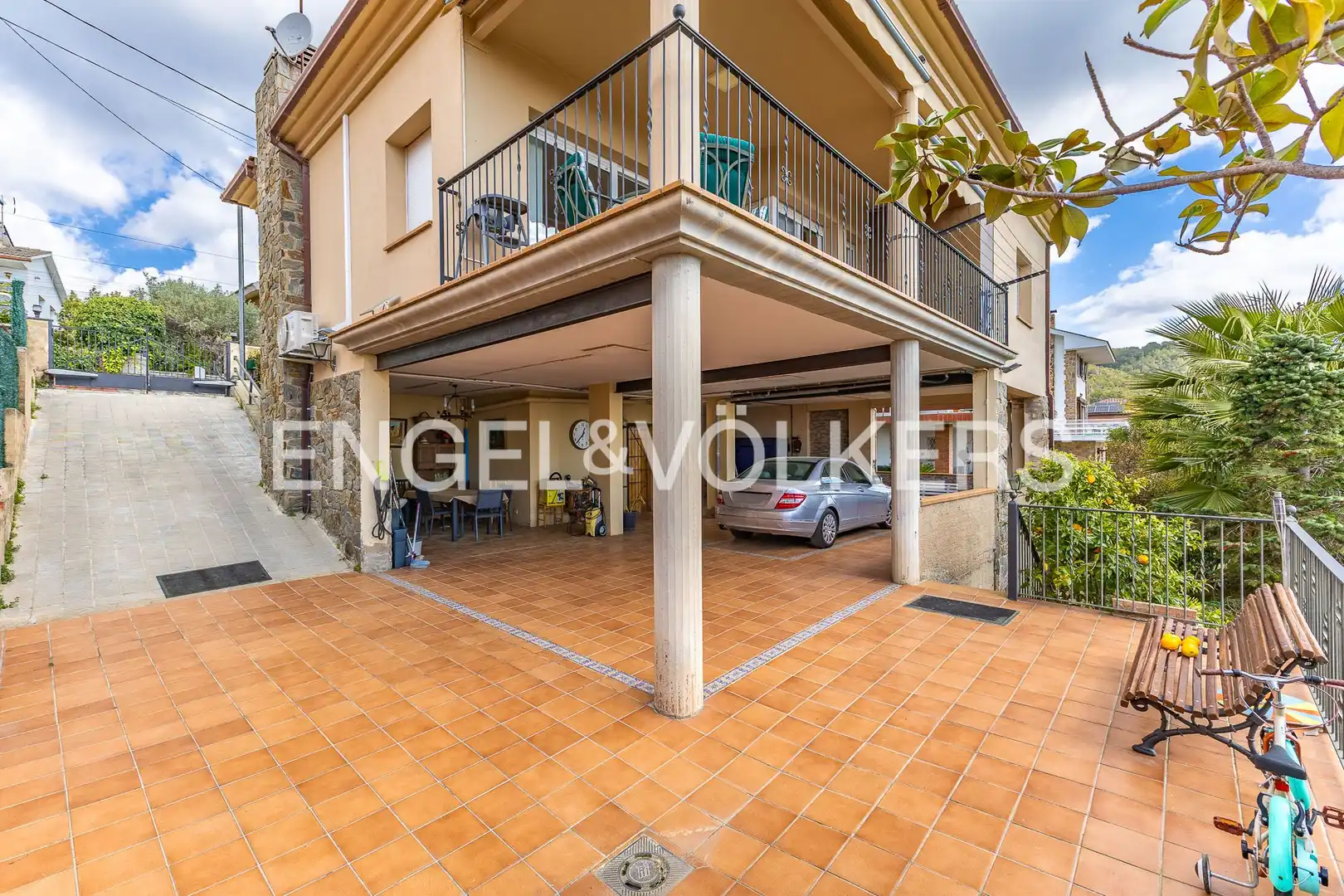 Vista exterior de Casa o xalet en venda en Castellar del Vallès amb Aire condicionat, Calefacció i Jardí privat