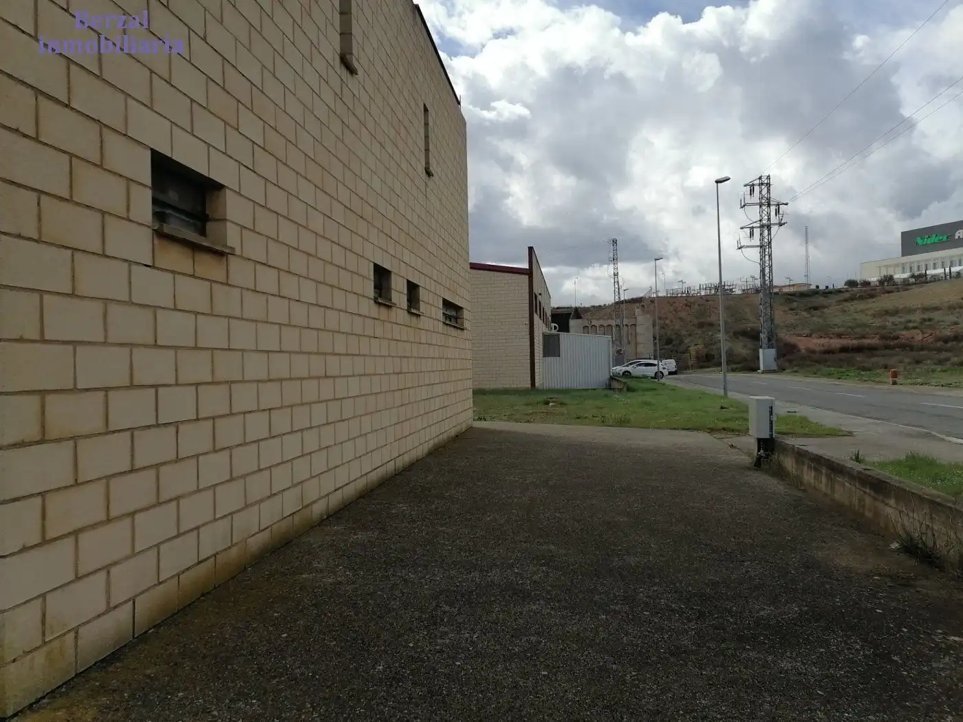 Vista exterior de Nau industrial en venda en Navarrete