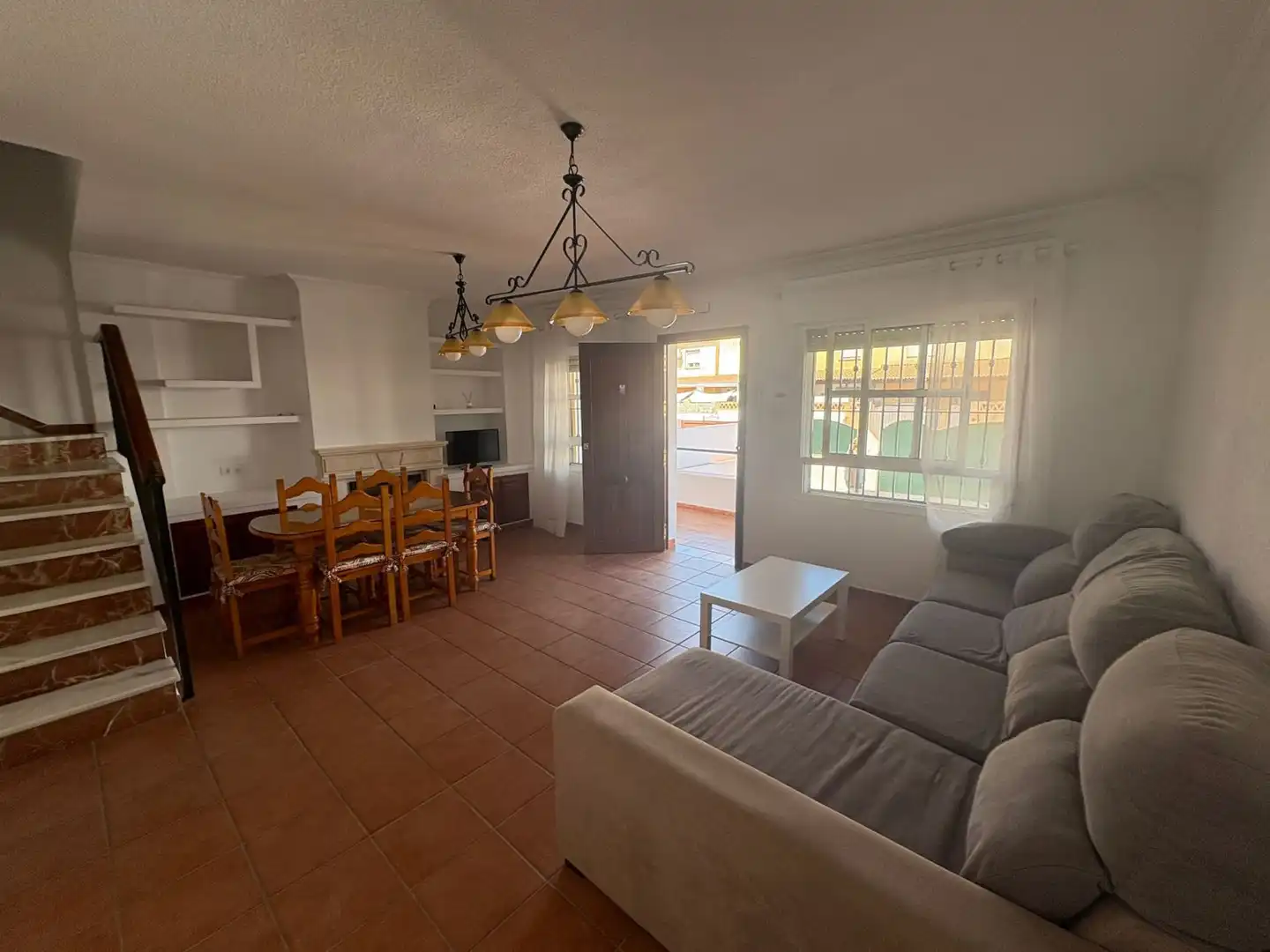 Sala d'estar de Casa o xalet de lloguer en Aljaraque amb Terrassa i Moblat