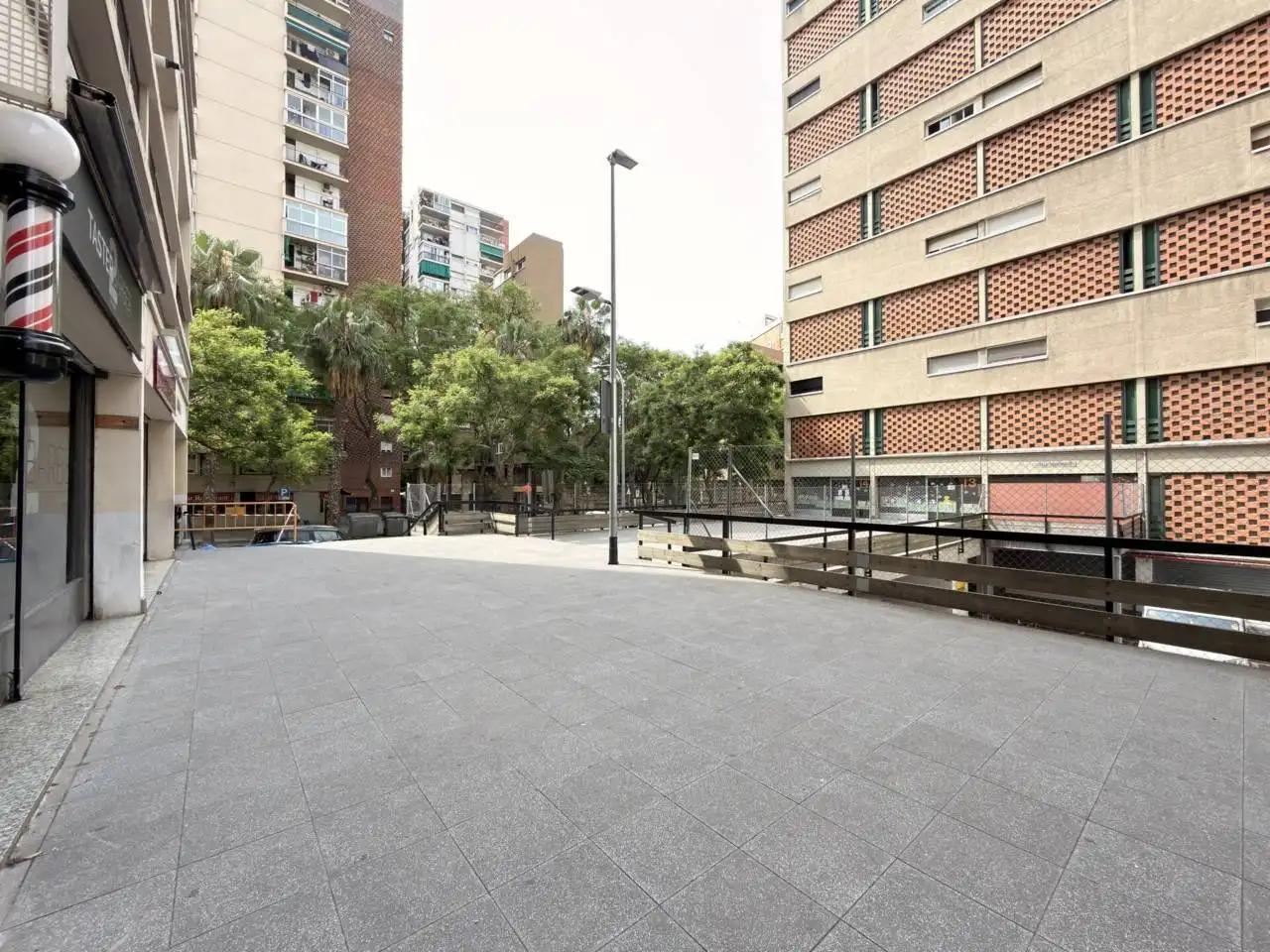 Exterior view of Commercial properties for rent in Barcelona  with Alarm