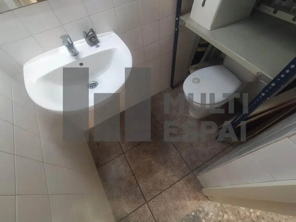 Baño de Local de alquiler en Barcelona con Aire acondicionado