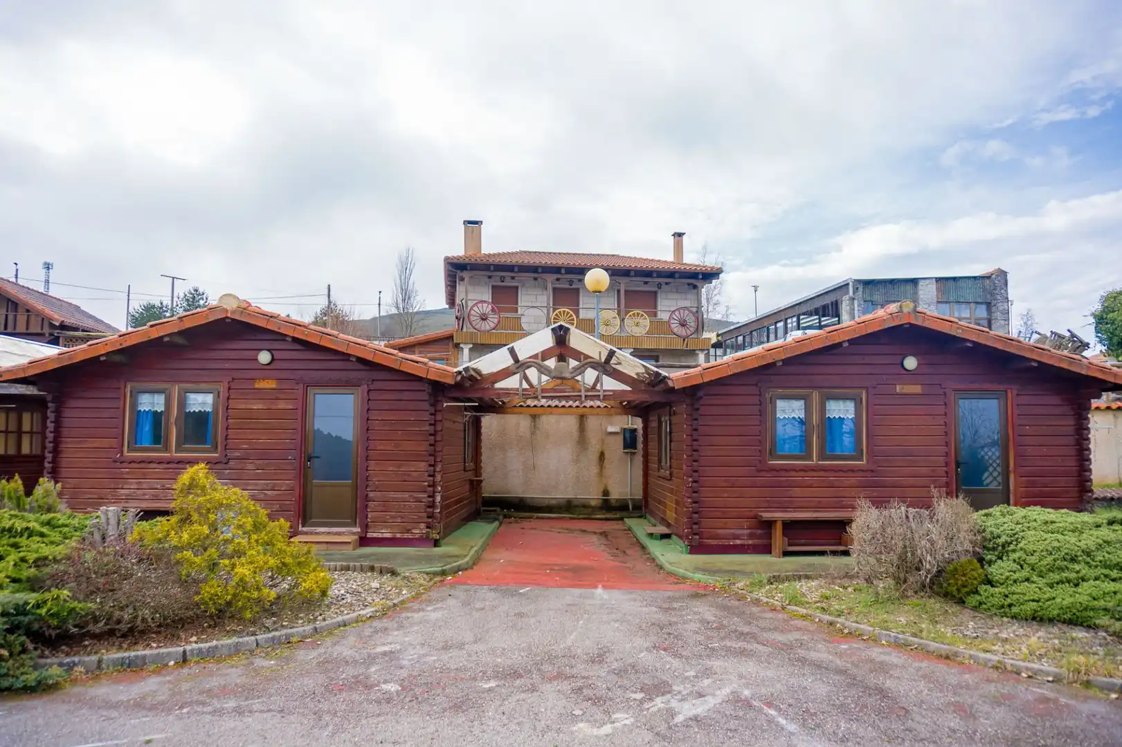 Vista exterior de Casa o xalet en venda en Villagatón amb Aire condicionat, Calefacció i Jardí privat