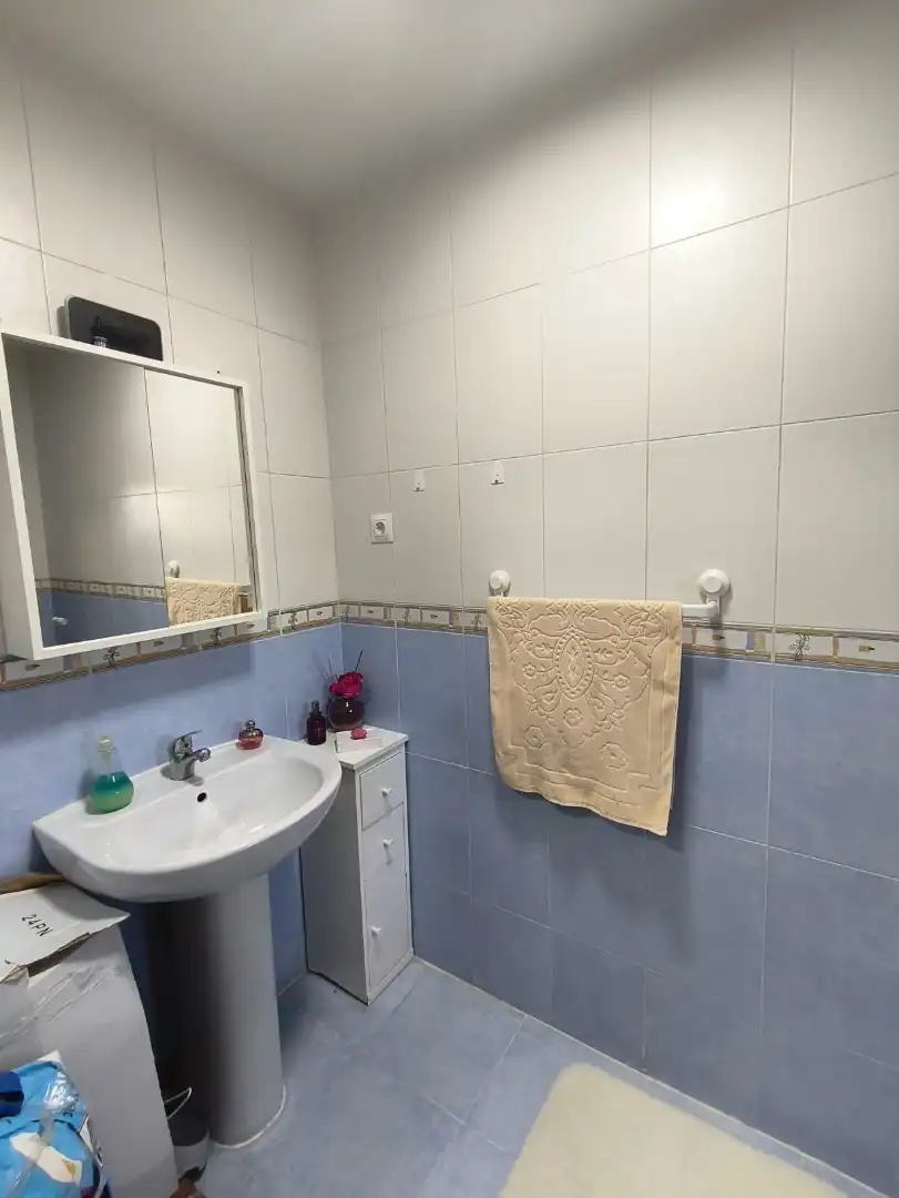 Badezimmer von Einfamilien-Reihenhaus zum Verkauf in Casarrubios del Monte mit Klimaanlage, Heizung und Privatgarten