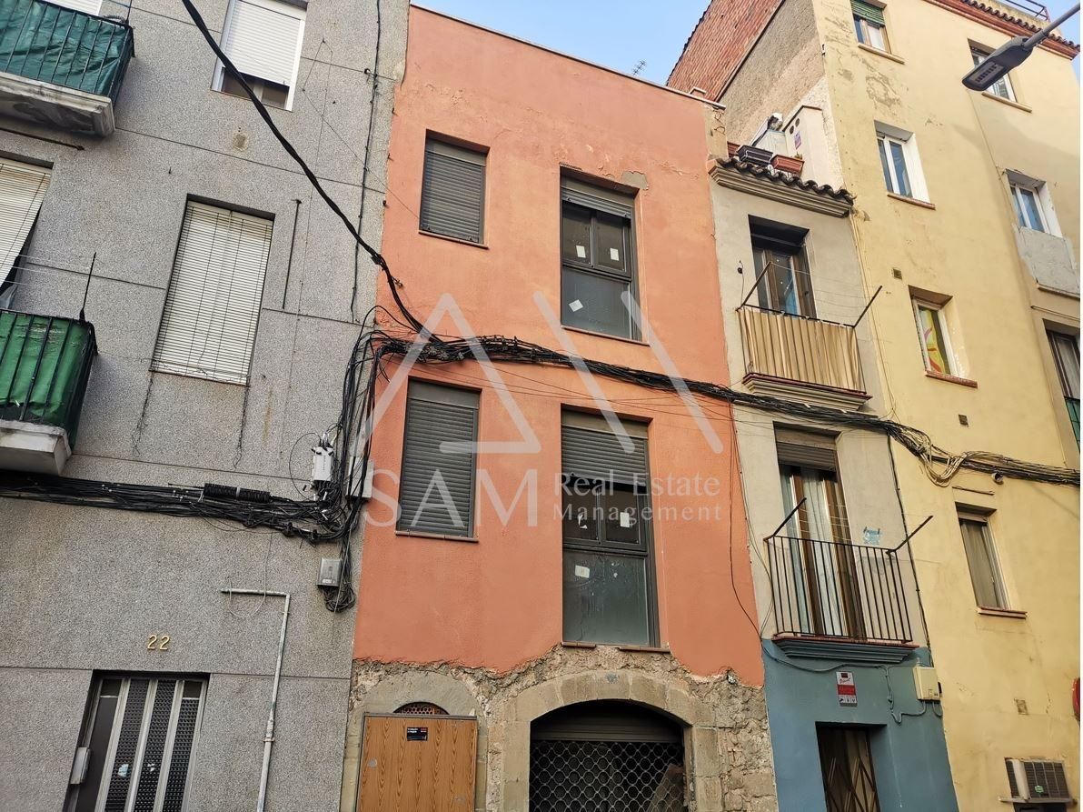 Vista exterior de Edifici en venda en Manresa
