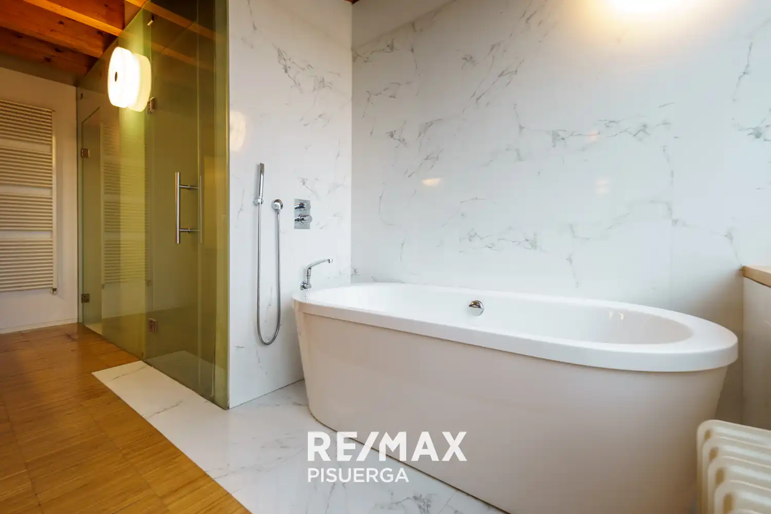Bathroom of Houses for rent in Laguna de Duero  with Air Conditioner, Private garden and Terrace