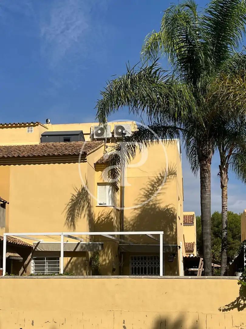 Vista exterior de Casa o xalet en venda en Godelleta amb Aire condicionat, Calefacció i Jardí privat