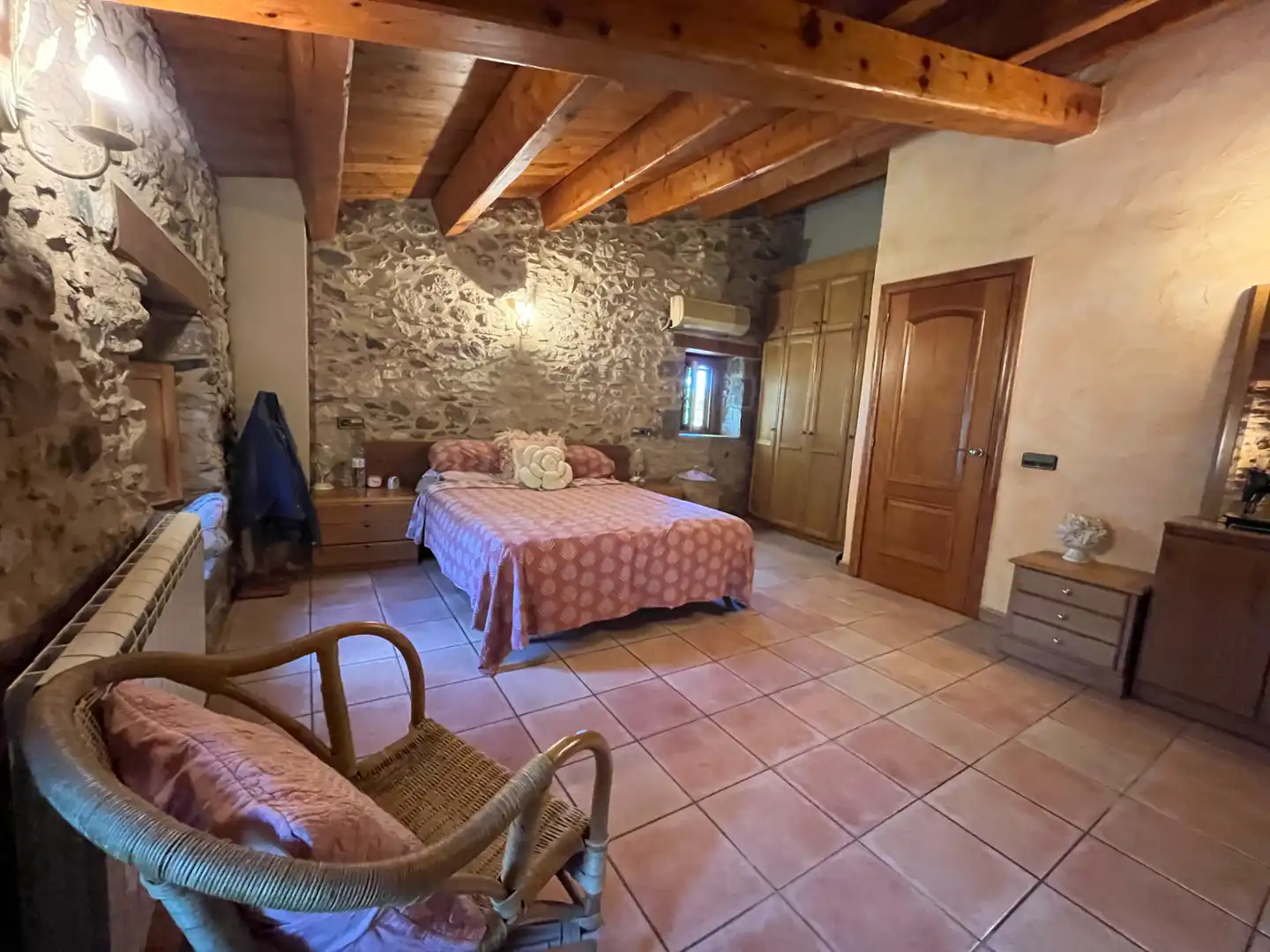 Schlafzimmer von Country house zum Verkauf in Juià mit Klimaanlage, Heizung und Privatgarten