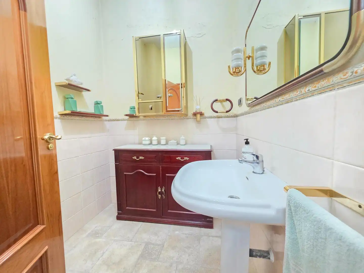 Baño de Casa adosada en venta en Jaén con Aire acondicionado, Calefacción y Jardín privado