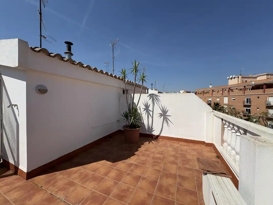 Terrasse von Einfamilien-Reihenhaus zum Verkauf in Sagunto / Sagunt mit Klimaanlage, Heizung und Terrasse