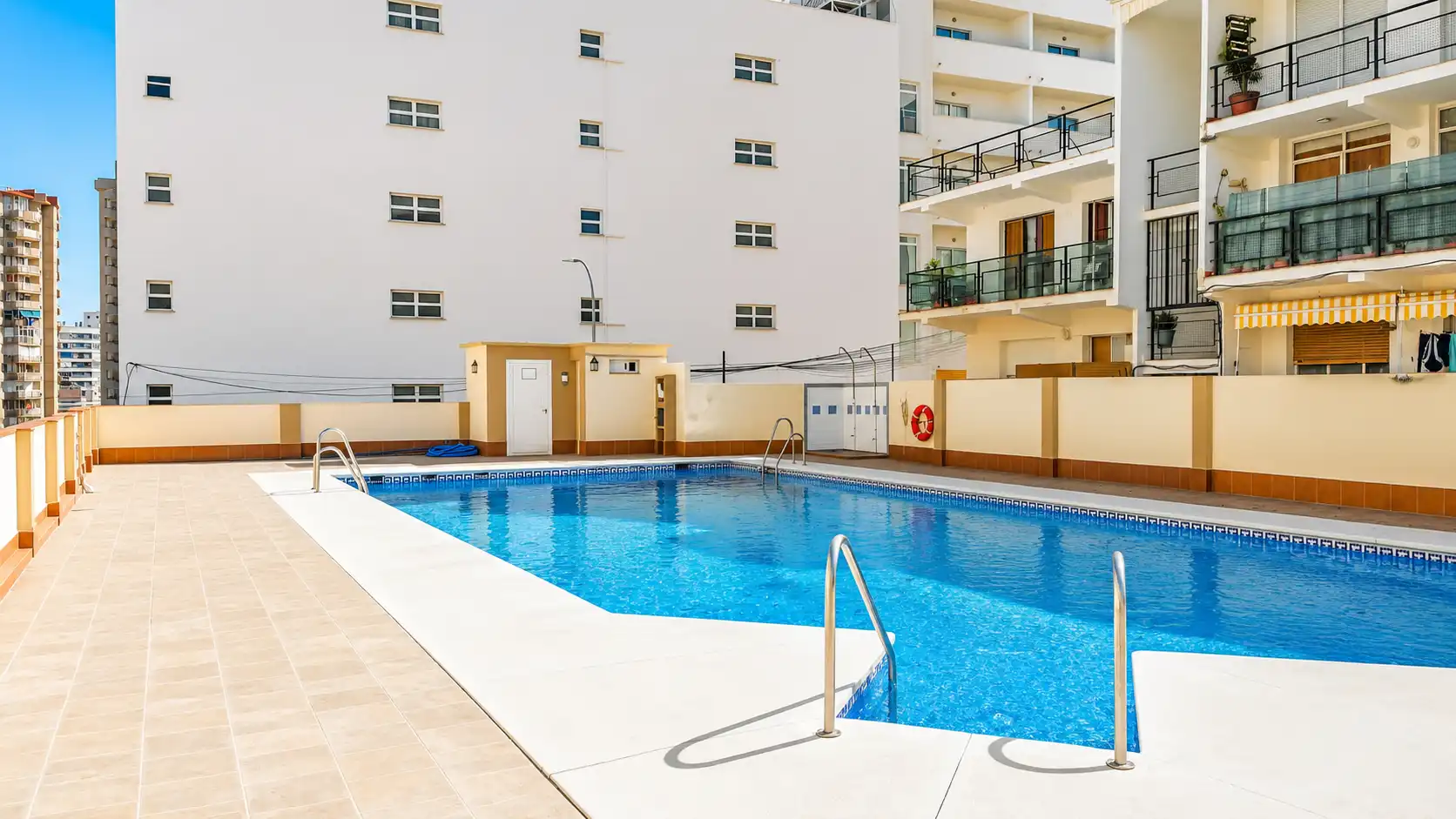 Schwimmbecken von Wohnung zum Verkauf in Torremolinos mit Klimaanlage, Terrasse und Möbliert