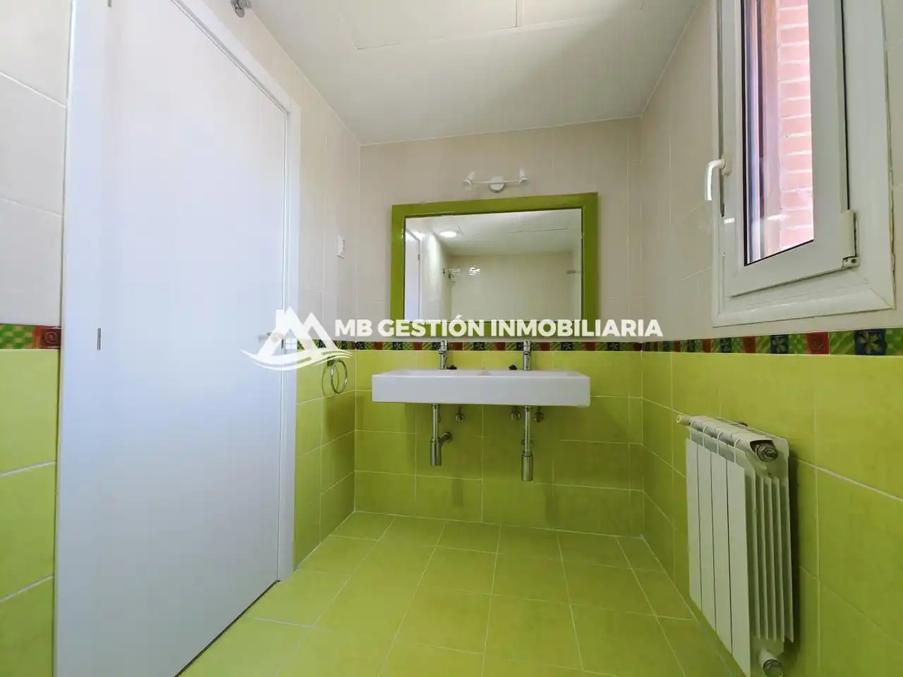 Baño de Casa adosada en venta en Fuenlabrada con Aire acondicionado, Calefacción y Jardín privado
